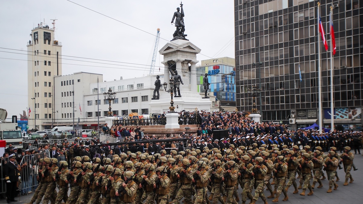 Imagen para: NO TE LO ESPERABAS: Más de 2.000 uniformados desfilaron en Valparaíso y esto es lo que realmente pasó