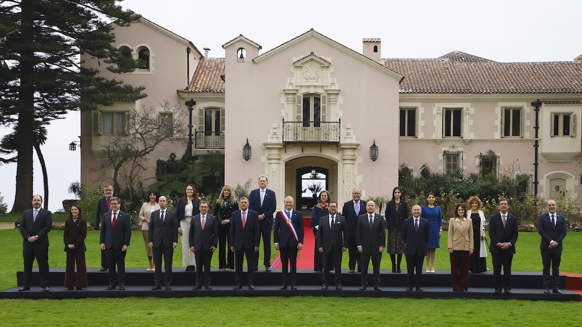 Imagen para: ¡ÚLTIMA HORA! Descubre la foto oficial del presidente Kast y su gabinete que está causando furor en redes sociales