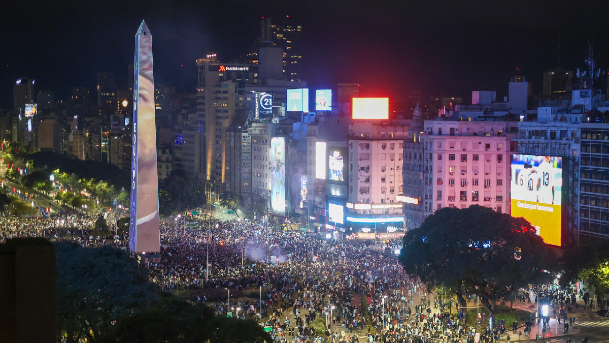 Imagen para: ¡ÚLTIMA HORA! El Obelisco de Buenos Aires se llena de hinchas en un acto de agradecimiento histórico a Messi y Scaloni