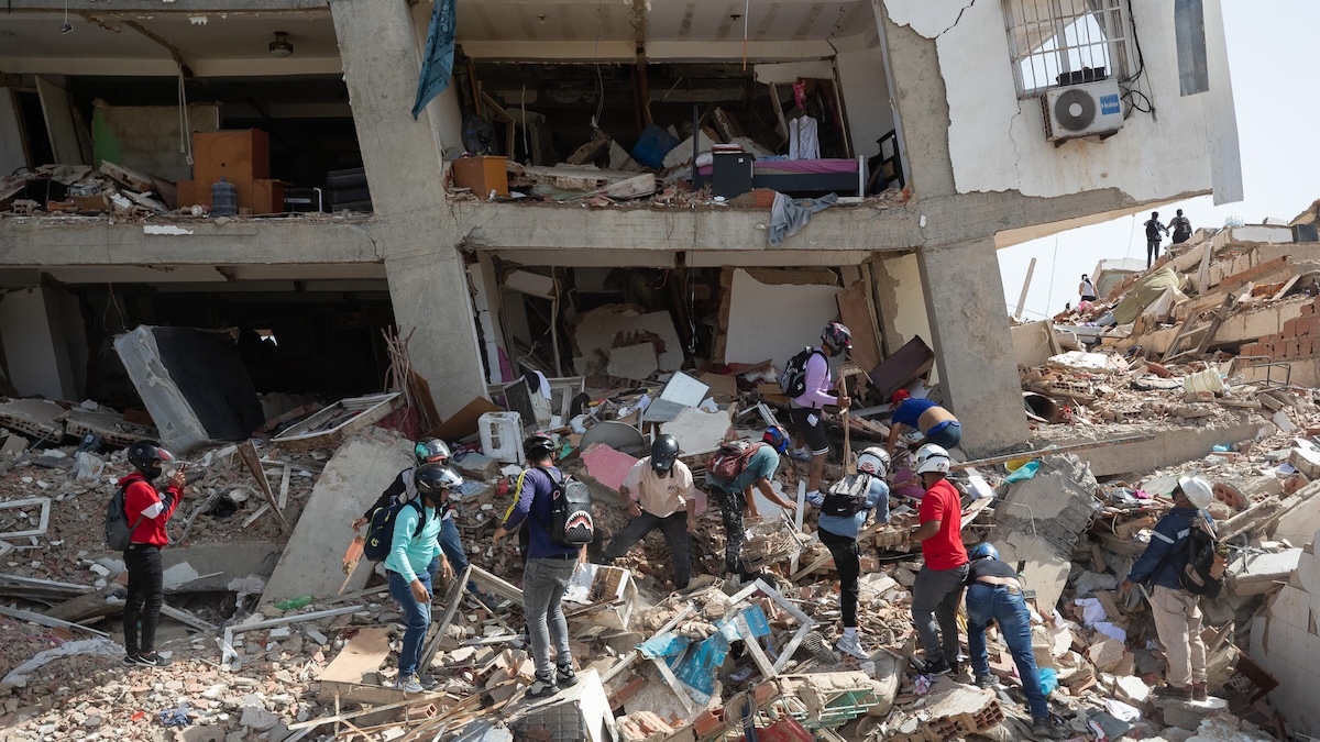 Imagen para: ¡ÚLTIMA HORA! Periodista venezolano revela la devastadora realidad: familias haciendo rescates con sus propias uñas. Esto es lo que realmente pasó