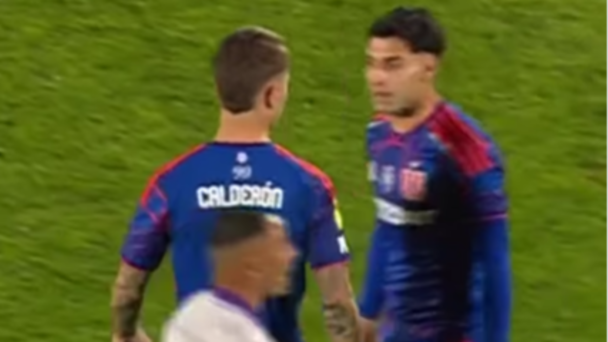 Imagen para: ¡ÚLTIMA HORA! ¡Tenso enfrentamiento en el campo! Esto es lo que realmente pasó entre Altamirano y Calderón en el duelo de la Universidad de Chile